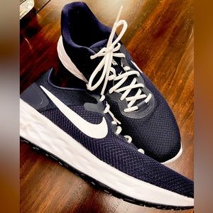 Nike Mens Size 13 Sneakers Navy and White. Never Worn.